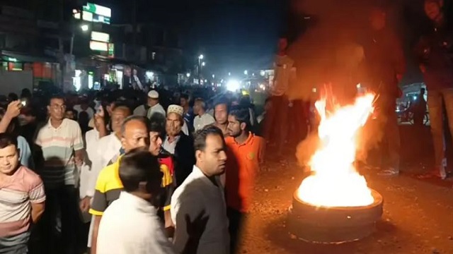 গাংনীতে টায়ার জ্বালিয়ে বিক্ষোভ