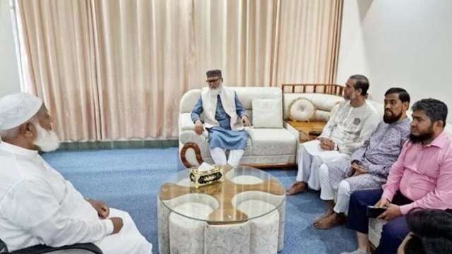 অসুস্থ জামায়াত আমিরকে দেখতে গেলেন সরকারের উপদেষ্টা ও বিএনপি মহাসচিব