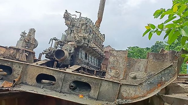 বরিশালে ৩৩ বছর পর তেঁতুলিয়া নদী থেকে জাহাজ উদ্ধার