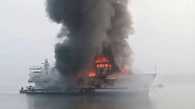 সেন্টমার্টিনগামী জাহাজে ভয়াবহ আগুন: অল্পের জন্য রক্ষা