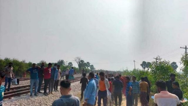 কুমিল্লায় ট্রেনের ধাক্কায় অটোরিকশার ৫ যাত্রী নিহত