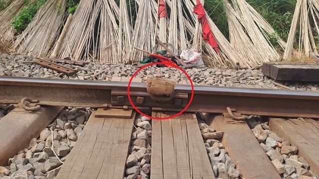 রাজশাহী নাটোরে ভাঙা রেললাইন, বস্তা গুঁজে ট্রেন চলাচল