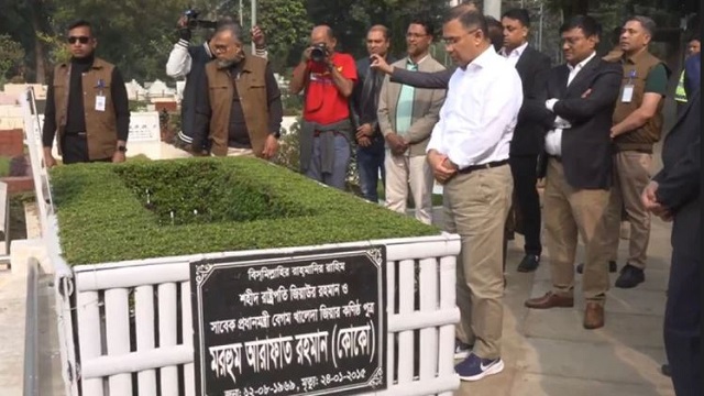 ভাইয়ের কবরে তারেক রহমান: বনানীতে আবেগঘন মুহূর্ত!
