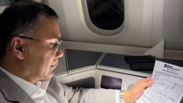 তারেক রহমানের ‘ফেরা’: বিমানে বসে করা পোস্ট ভাইরাল