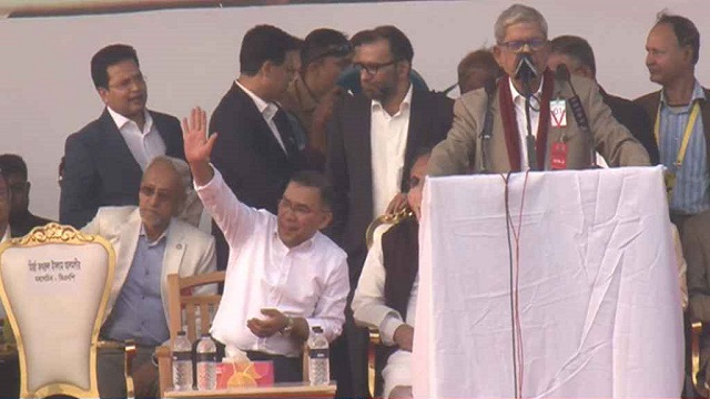 ৩০০ ফিটে তারেক রহমানের চমক: বিশেষ চেয়ার নয়, চাইলেন সাধারণ আসন