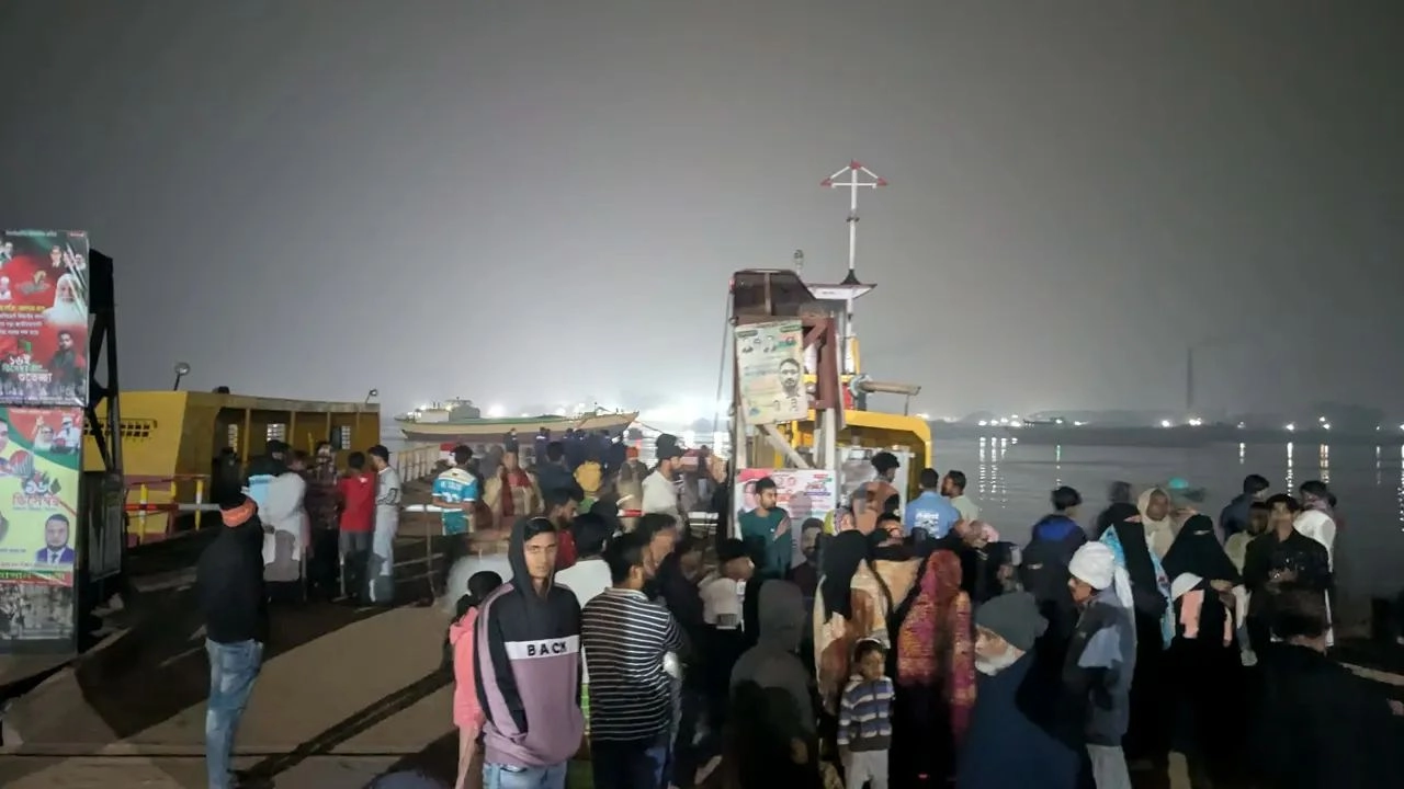 ধলেশ্বরীতে ফেরি থেকে ট্রাকসহ পাঁচ যান নদীতে, তিনজনের মৃত্যু