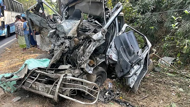 চট্টগ্রামের লোহাগাড়ায় আবারও ভয়াবহ সড়ক দুর্ঘটনা, নিহত ৭