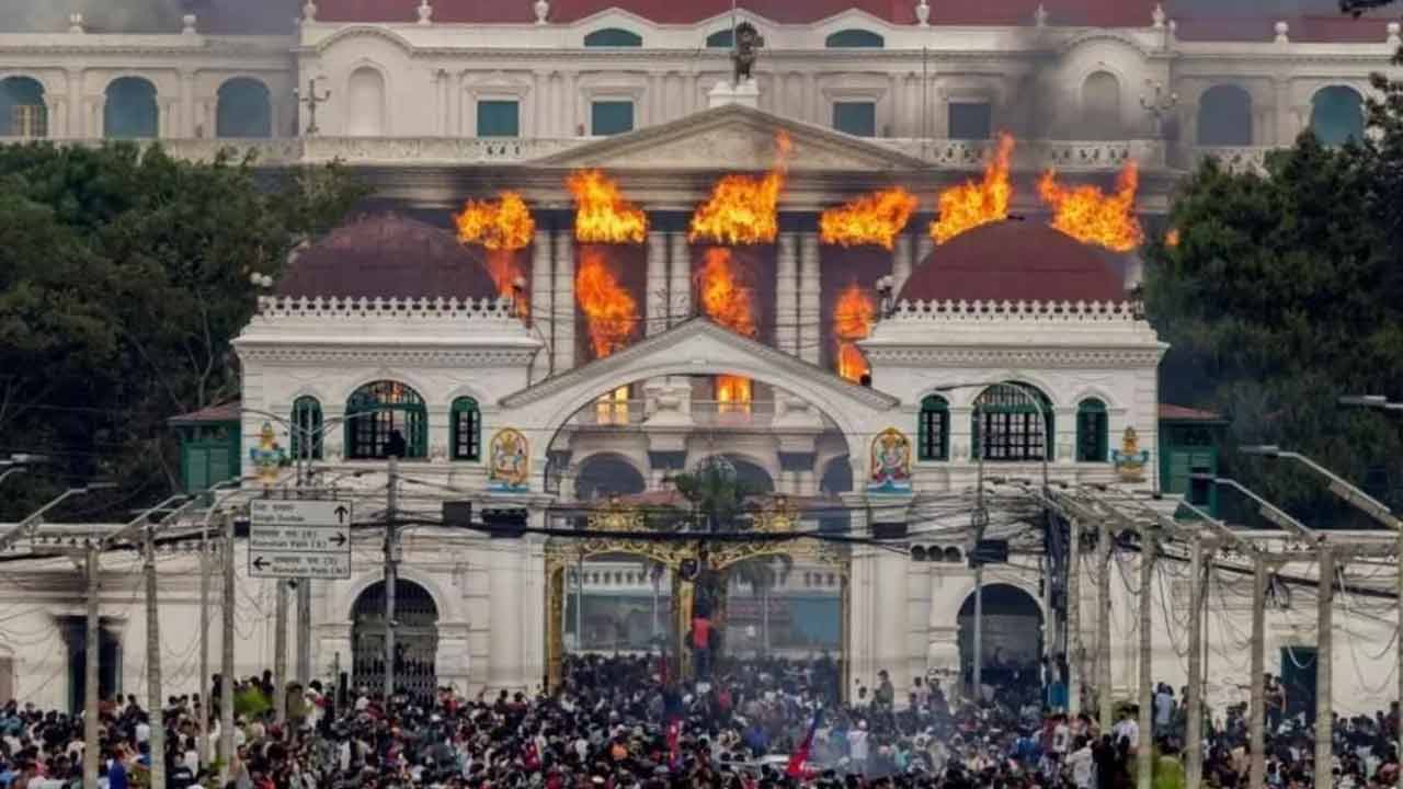 দুর্নীতিবিরোধী বিক্ষোভে নেপালে নতুন সংকট, পার্লামেন্ট পুনর্বহালের দাবি প্রধান দলগুলোর