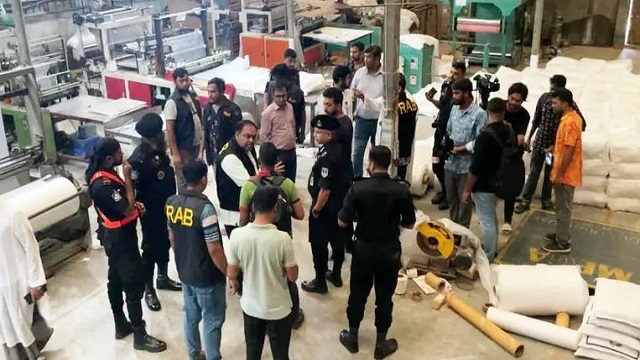 ফতুল্লায় অবৈধ পলিথিন কারখানা ধ্বংস, জরিমানা ও জব্দ
