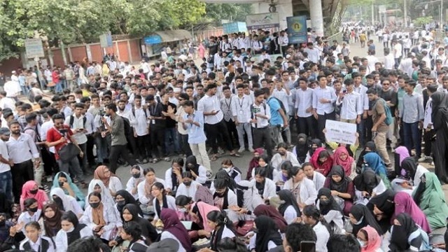 কেন কাফনের কাপড় বেঁধে গণমিছিল কারিগরি শিক্ষার্থীদের, রেলপথ ব্লকড