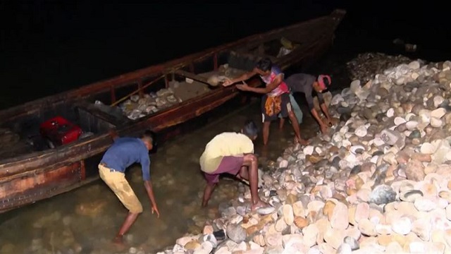 সাদা পাথর লুট: প্রভাবশালীর যোগসাজশে প্রশাসনের নীরবতা