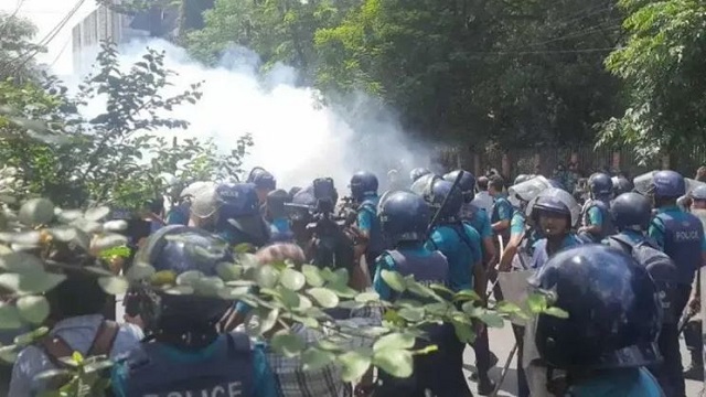 শাহবাগে বুয়েট শিক্ষার্থীদের আন্দোলনে পুলিশি লাঠিচার্জ ও ধস্তাধস্তি