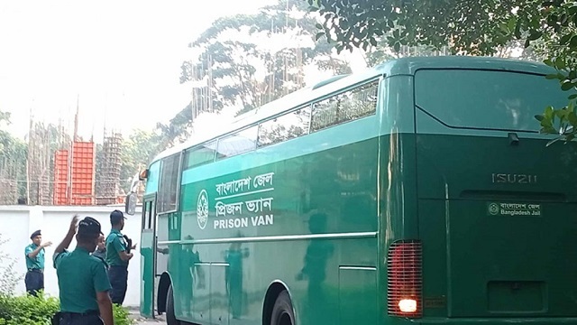 শীতাতপ নিয়ন্ত্রিত প্রিজনভ্যানে ১৫ সেনা কর্মকর্তা কারাগারে