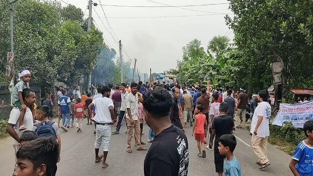 ফরিদপুরে আসন পরিবর্তনের প্রতিবাদে মহাসড়ক অবরোধ
