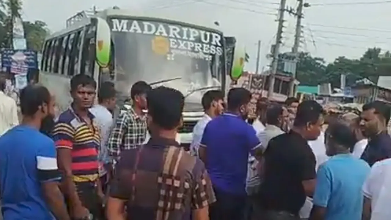 ফরিদপুরে টানা তৃতীয় দিনের আন্দোলন