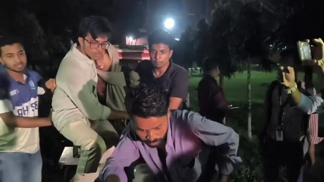 বাকৃবি অনির্দিষ্টকালের জন্য বন্ধ, শিক্ষার্থীরা হল ছাড়তে শুরু করেছে