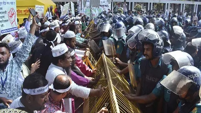 শিক্ষকদের আমরণ অনশন, বাড়ি ভাড়া বৃদ্ধির দাবিতে উপদেষ্টাকে আলটিমেটাম