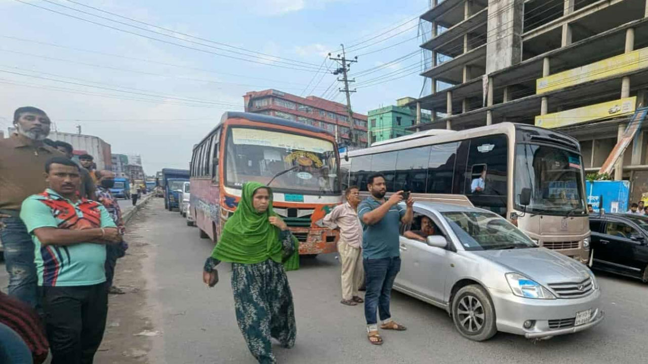 গাজীপুরে বকেয়া বেতনের দাবিতে শ্রমিকদের সড়ক অবরোধ, আশ্বাসে আন্দোলন স্থগিত