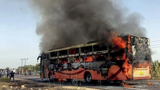 ভারতে চলন্ত বাসে আগুন, পুড়ে মারা গেলেন ১৯ যাত্রী