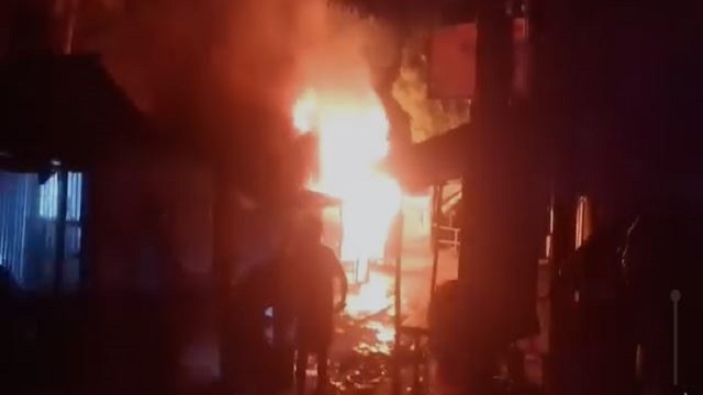 মাদারীপুরে আগুনে ৫ দোকান পুড়ে ৩০ লক্ষাধিক টাকার ক্ষতি
