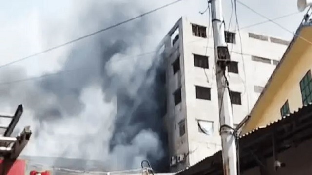 শিয়ালবাড়িতে কেমিক্যাল গোডাউনে আগুন: ৫ ইউনিট কাজ করছে