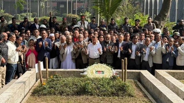 হাদির কবরে শ্রদ্ধা জানিয়ে তারেক রহমানের মোনাজাত