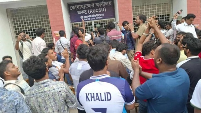 রাকসু নির্বাচনে প্রথম বর্ষের শিক্ষার্থীদের ভোটার দাবিতে অবস্থান
