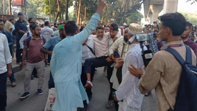 দশম গ্রেডের দাবিতে শাহবাগে শিক্ষকদের বিক্ষোভে পুলিশের বাধা