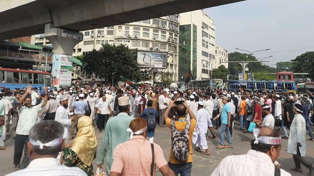 শাহবাগ অবরোধ শিক্ষকদের: ব্যারিকেড ভেঙে দাবি আদায়ে অনড়