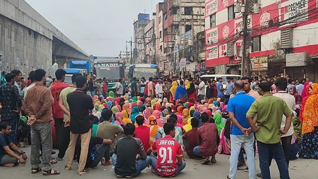 গাজীপুরে শ্রমিকদের বিক্ষোভ, ঢাকা-ময়মনসিংহ সড়ক অবরোধ