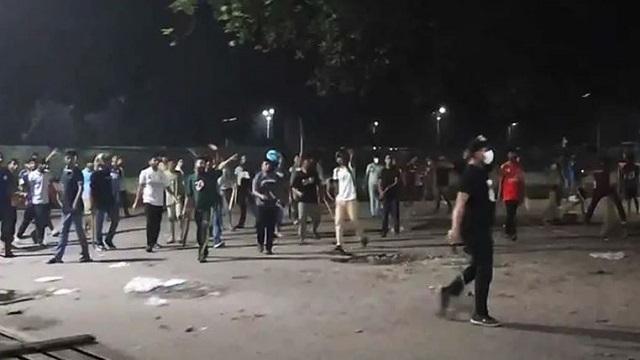 ঢাবি-ঢাকা কলেজ তীব্র সংঘাত, নীরব পুলিশ; থমথমে এলাকা