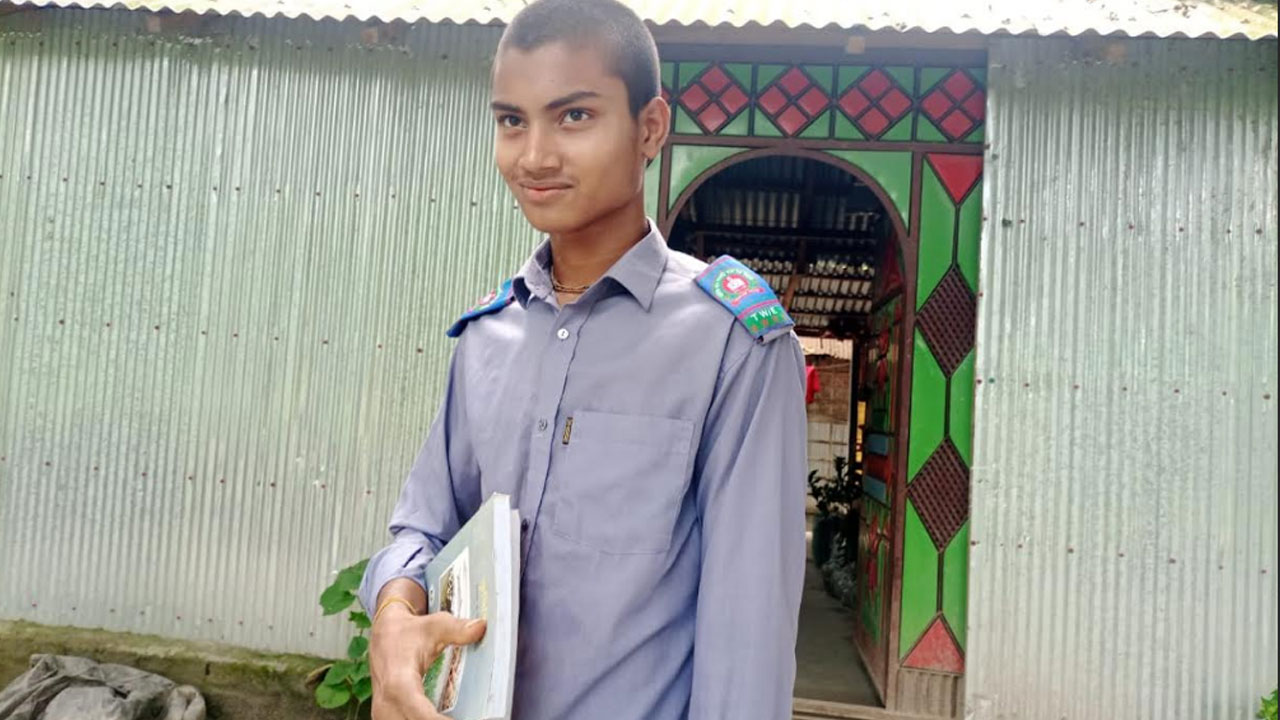 বাবার মৃত্যুর পর স্কুল ছাড়তে বাধ্য ১৪ বছরের জয় রবিদাস, স্বপ্ন দেখছে আইনজীবী হওয়ার