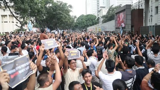 মাইলস্টোন ট্র্যাজেডি: জ্বলে উঠেছে ছাত্ররা, কাঁপছে সচিবালয়——ছাত্ররা বলছে, আর নয়