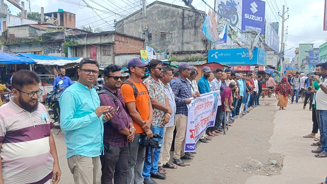 গাজীপুরে সাংবাদিক তুহিন হত্যা: সাতক্ষীরায় প্রেসক্লাবের মানববন্ধন ও বিক্ষোভ