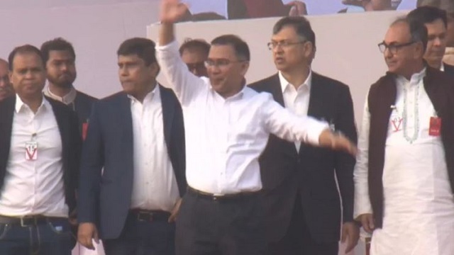 ৩০০ ফিটে তারেক রহমান: জনসমুদ্র পেরিয়ে সংবর্ধনা মঞ্চে নেতা