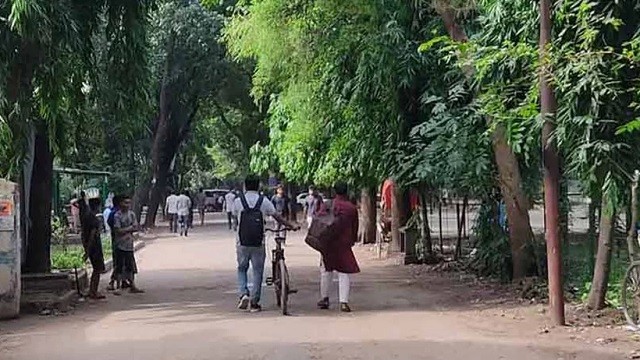 আন্দোলন সহিংস রূপ নেওয়ায় আতঙ্কে হল ছাড়ছেন শিক্ষার্থীরা
