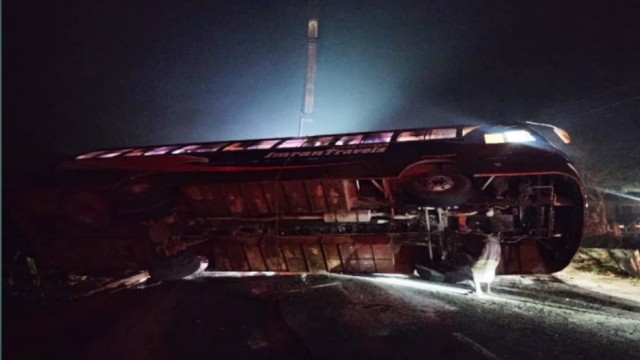 ভাঙ্গায় গভীর রাতে বাস উল্টে নিহত ২