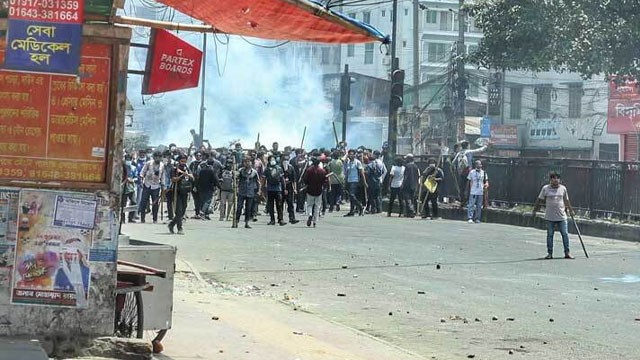 বাড্ডায় পুলিশের সঙ্গে শিক্ষার্থীদের পাল্টাপাল্টি ধাওয়া