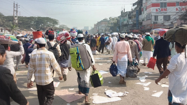 আখেরি মোনাজাত শেষে সড়কে মানুষের ঢল