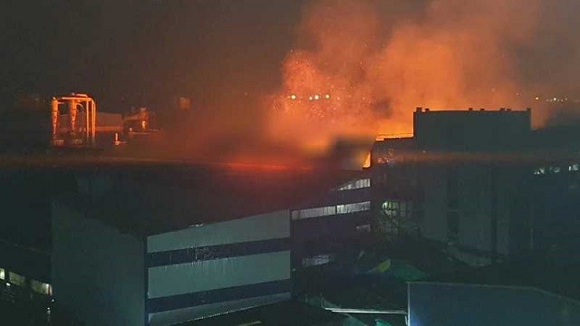 মুন্সিগঞ্জে সুপারবোর্ড কারখানার আগুন নিয়ন্ত্রণে