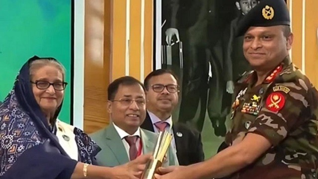 বিমানবন্দর থেকে জিয়াউল আহসান আটক