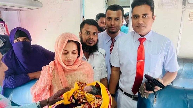 ঈদযাত্রায় চলন্ত ট্রেনে সন্তান জন্ম দিলেন এক নারী