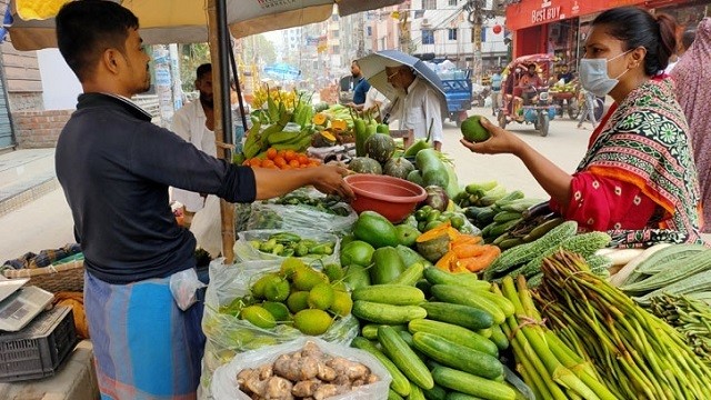 সবজির বাজার চড়া, উচ্চমূল্যেই বিক্রি হচ্ছে নিত্যপণ্য