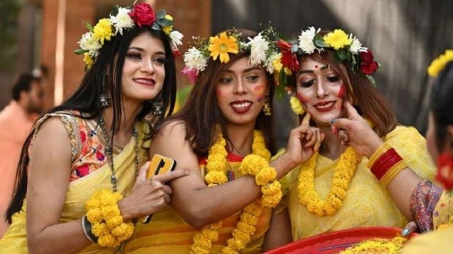 ঢাবির চারুকলায় চলছে বসন্ত উৎসব