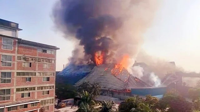 চট্টগ্রামে এস আলমের তেলের মিলে আগুন, নিয়ন্ত্রণে ৮ ইউনিট