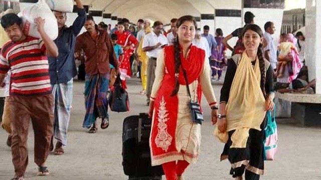 ঈদের ছুটি শেষে রাজধানীতে ফিরছে মানুষ