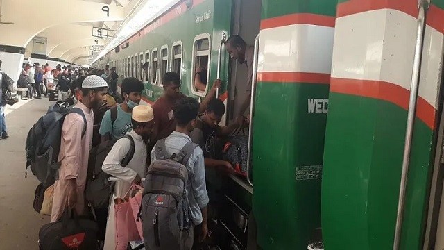 ফাঁকা হচ্ছে ঢাকা, বাড়ছে ঘড়মুখো মানুষের চাপ!