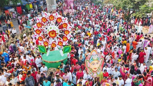 তীব্র গরম উপেক্ষা করে বর্ষবরণে মানুষের ঢল