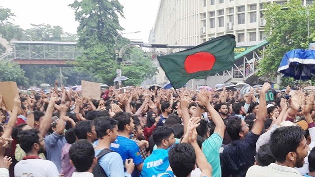 ফের কোটা বাতিলের দাবিতে শাহবাগে অবস্থান শিক্ষার্থীদের