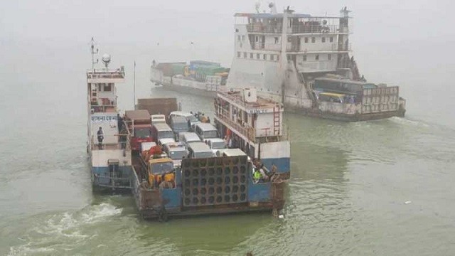 আরিচা-পাটুরিয়ায় যাত্রী ও যানবাহনের চাপ নেই